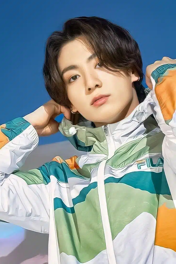 아웃도어 패션도 너무 잘 어울리는 정국님이네요.