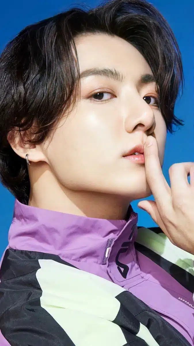 아웃도어 패션도 너무 잘 어울리는 정국님이네요.