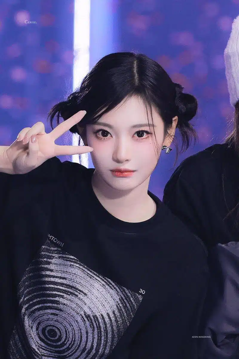 Voici deux jolies poses de Ningning d'affilée.