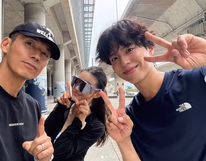 Another photo of actor Park Bo-gum running at dawn has been uploaded.
