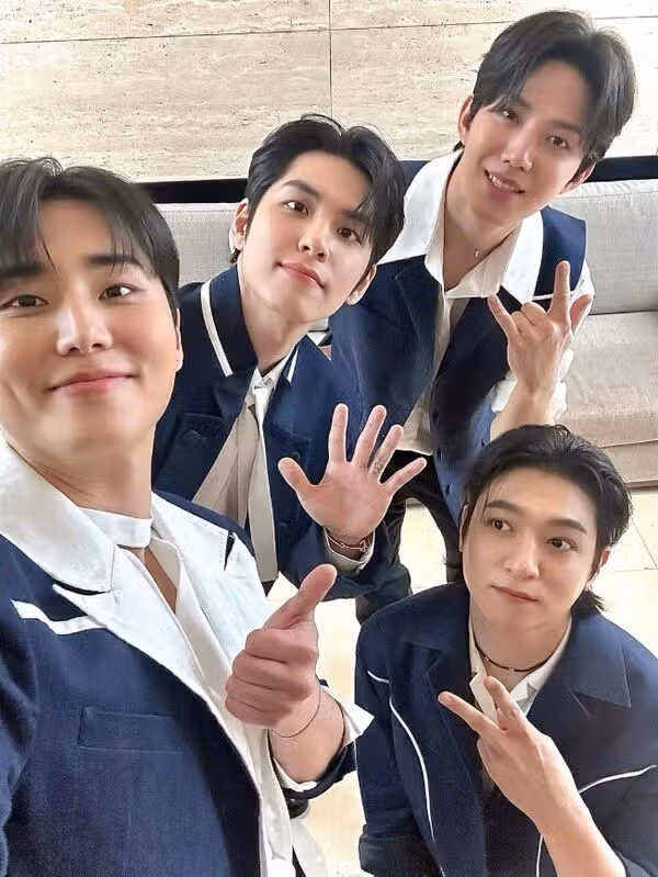 데이식스 완전체 훈훈한 단체 사진이에요