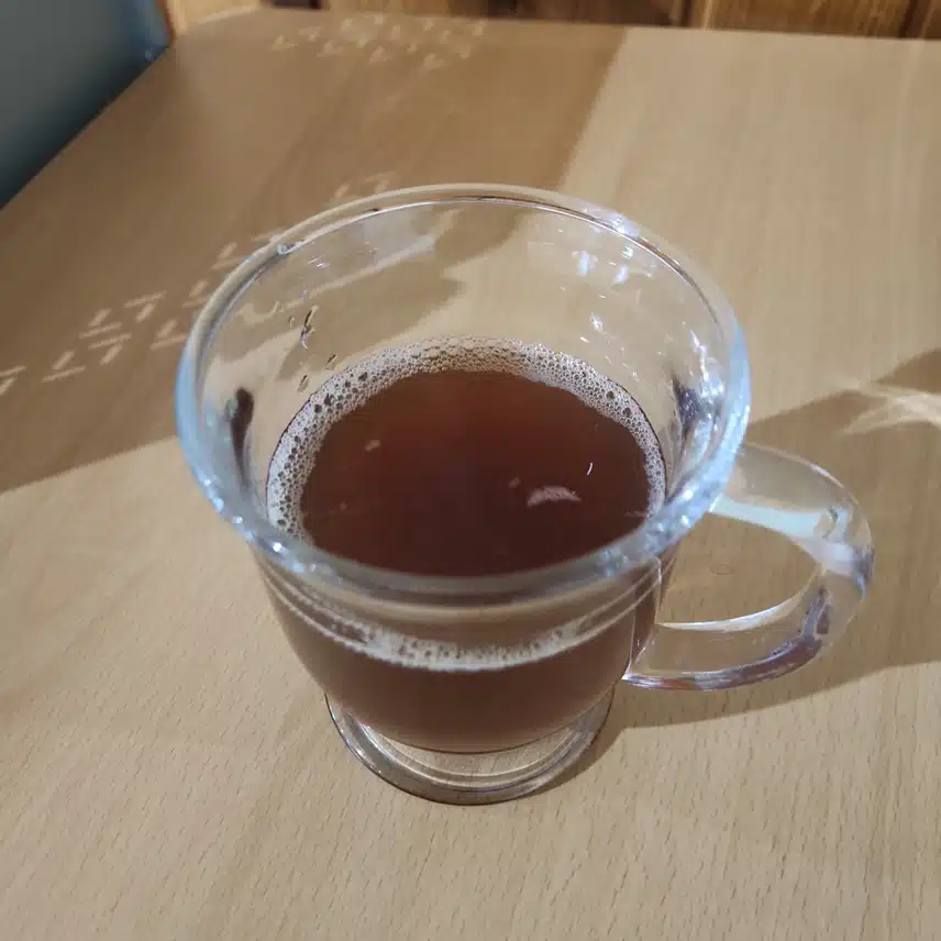 오후 커피 미지근하게 한잔