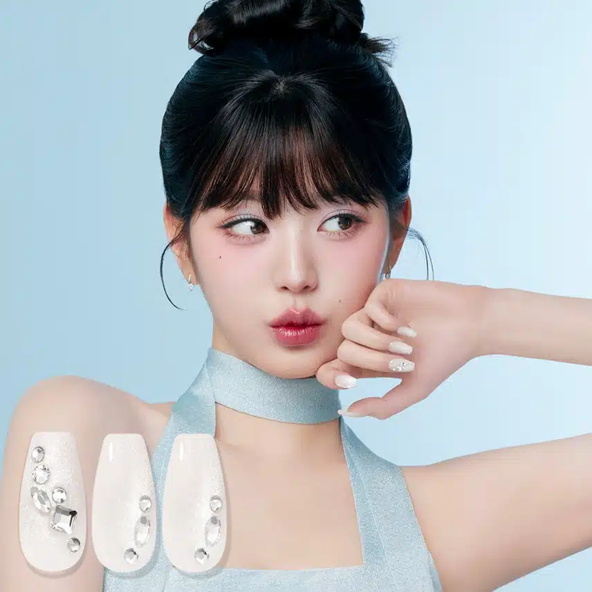 Wonyoung looks like a doll with her bangs