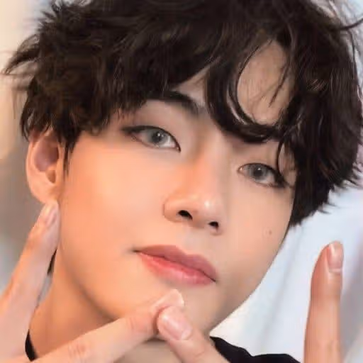V's exotic eyes and black hair are so cool~