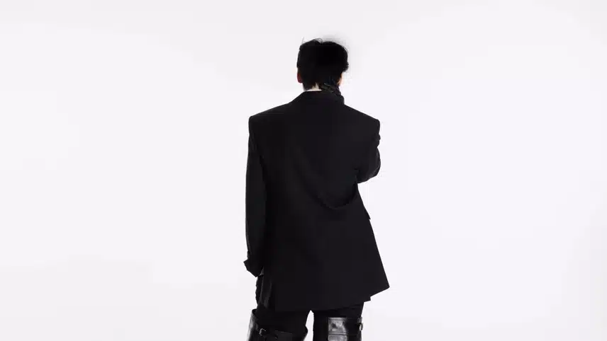 The main character of the September issue of Esquire, who is handsome even when seen from behind.