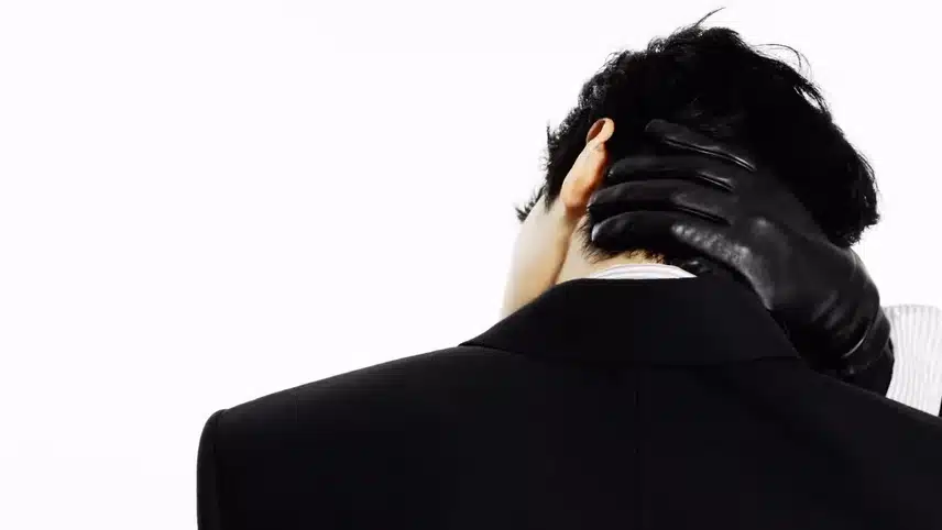 The main character of the September issue of Esquire, who is handsome even when seen from behind.