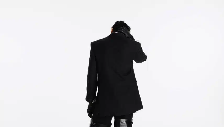 The main character of the September issue of Esquire, who is handsome even when seen from behind.