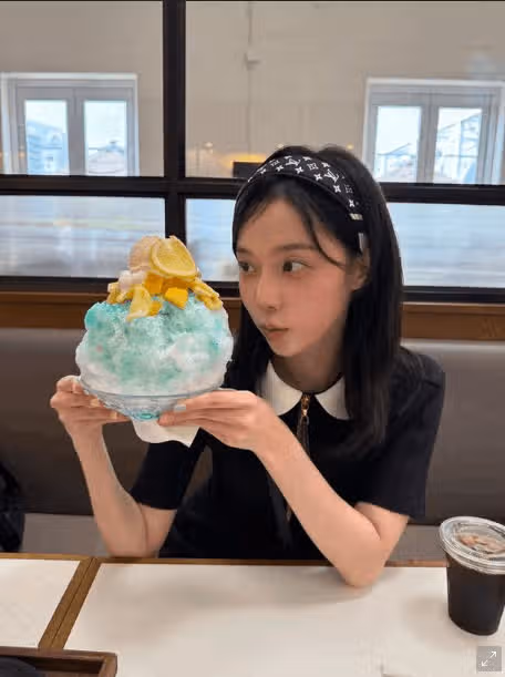 Hiver, ton visage est plus petit qu'une glace pilée, si beau !