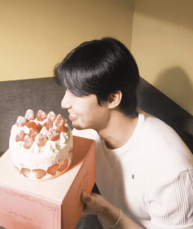 박서준님 데뷔 14주년을 자축하며 기뻐하네요