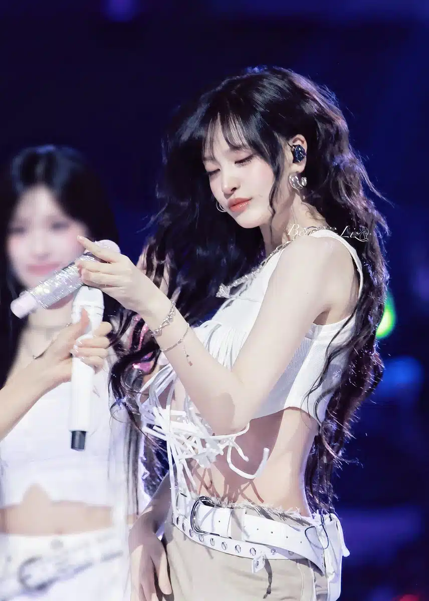 케이콘 무대 중 마이크 떨어트리고 놀란 리즈