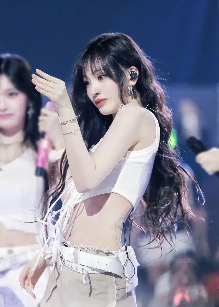 케이콘 무대 중 마이크 떨어트리고 놀란 리즈