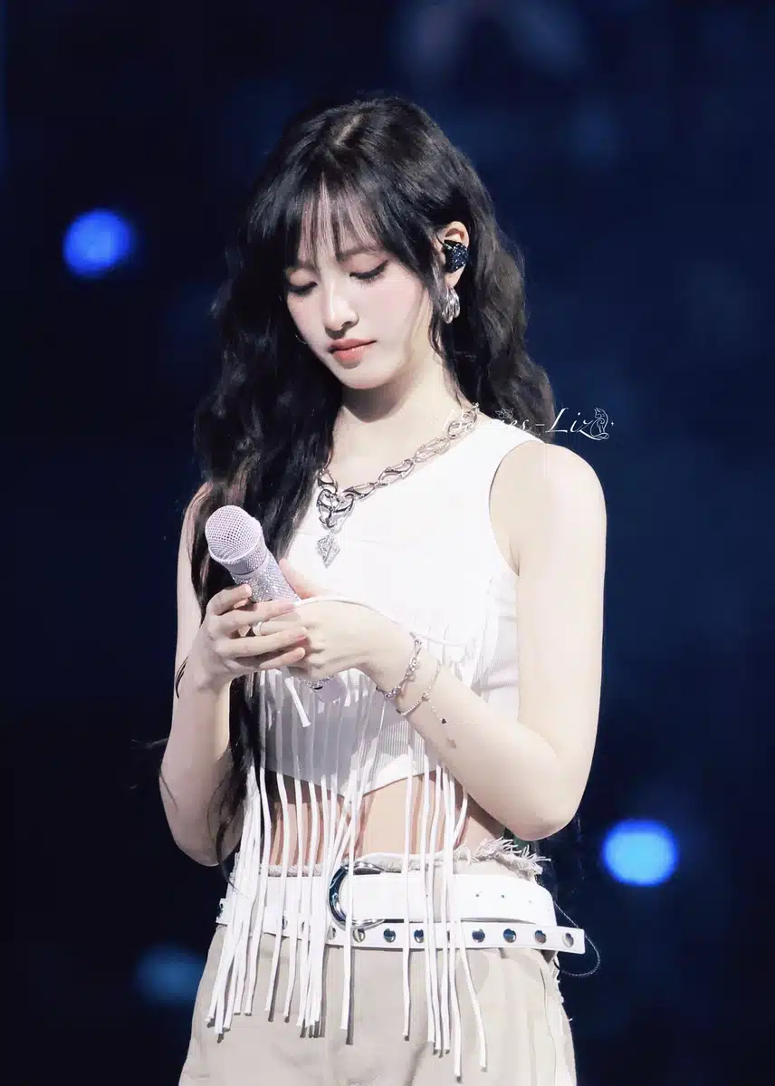 케이콘 무대 중 마이크 떨어트리고 놀란 리즈