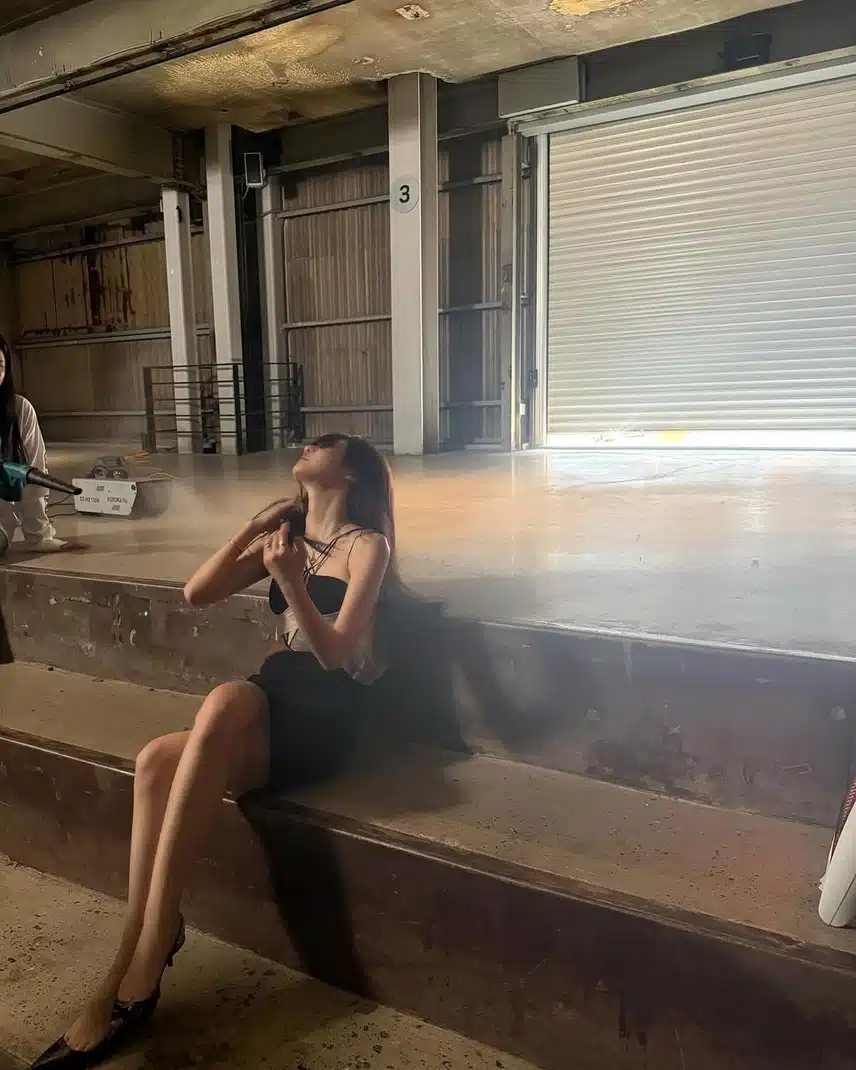 Ningning dans une séance photo avec un look sensuel