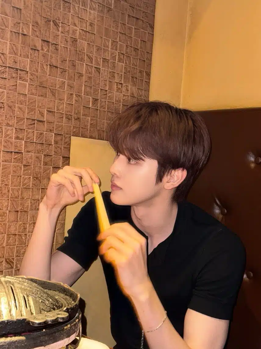음식 기다리고 있는데 성찬 얼굴 레전드네요
