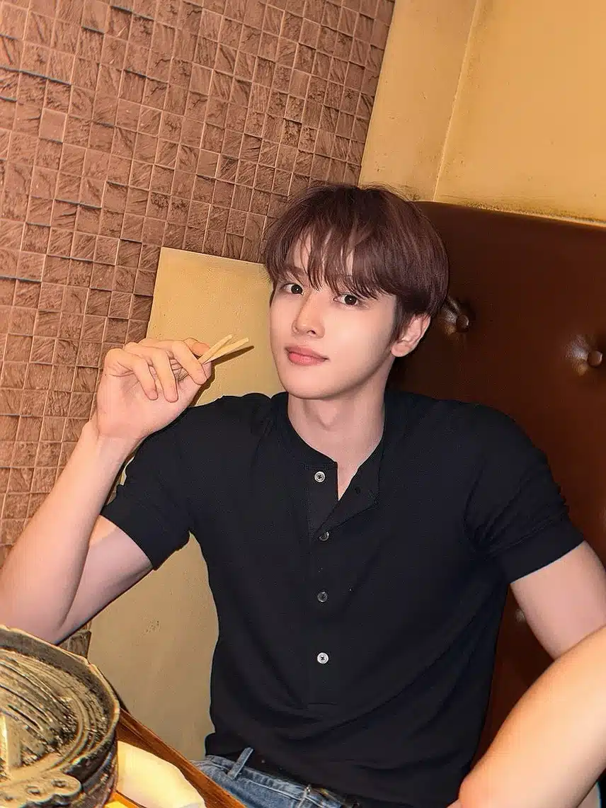 음식 기다리고 있는데 성찬 얼굴 레전드네요