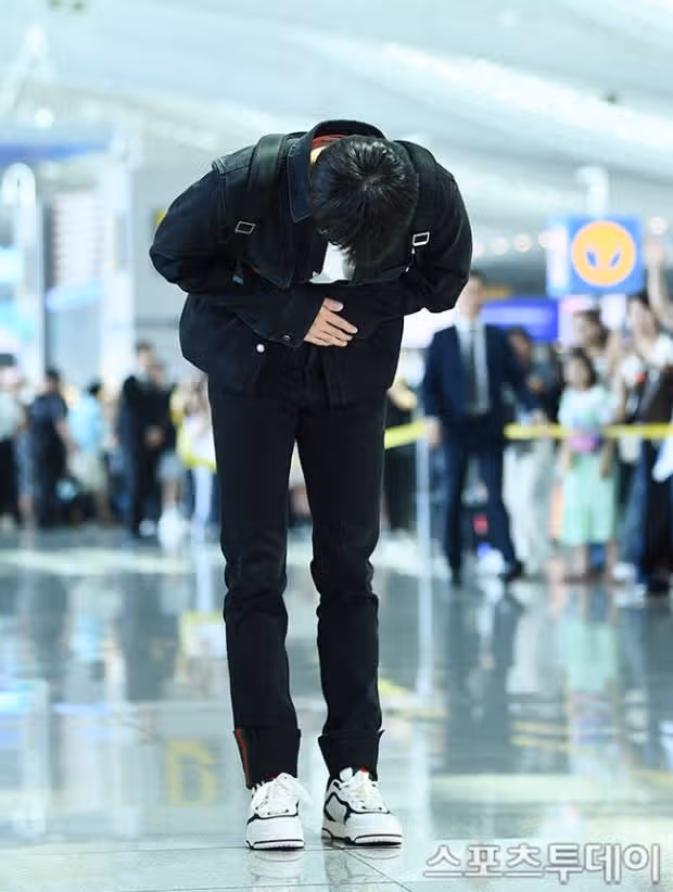 예의도 바른 방탄소년단 진의 공항사진
