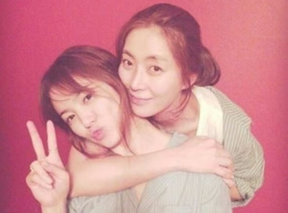 송윤아님에게 커피차 선물받은 송혜교님