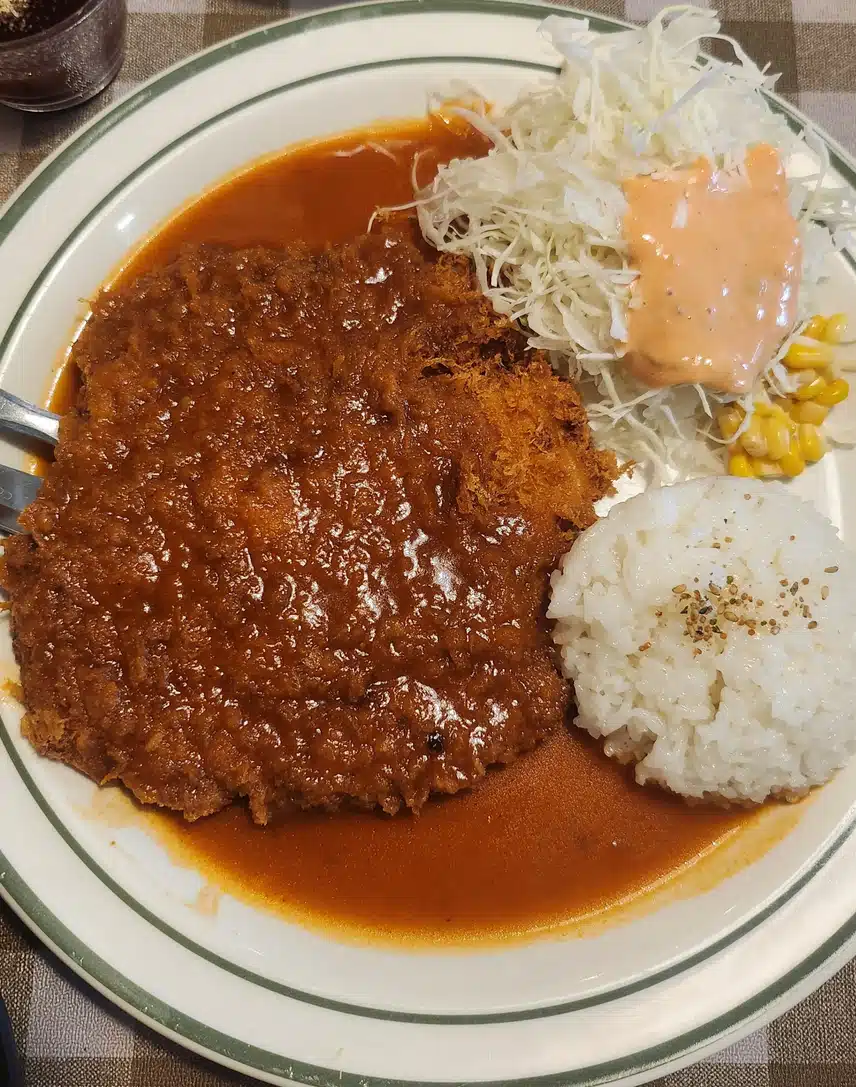 대학교에 있는 돈까스집에 왔어요.