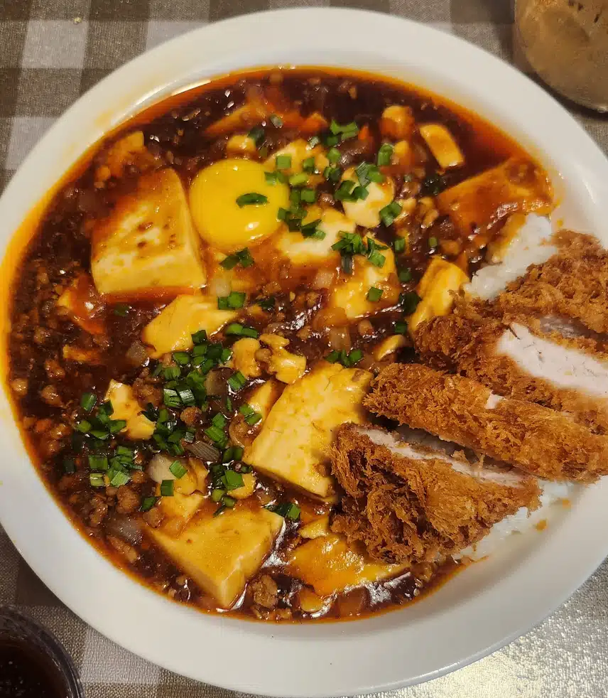 대학교에 있는 돈까스집에 왔어요.