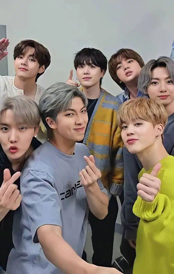 방탄이들 단체 셀카 언제 봐도 참 흐뭇하네요.