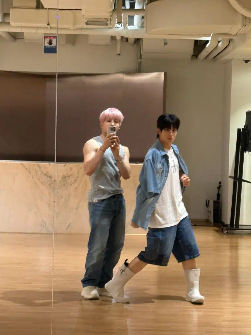 첫 방송을 앞두고 열심히 준비하는 주니지니