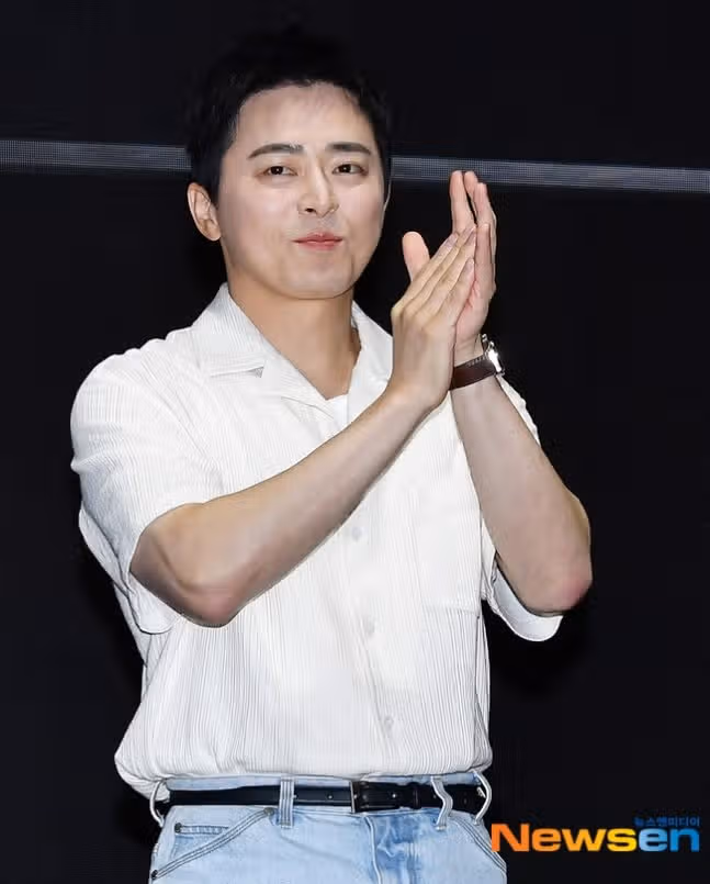 무대인사하는 조정석님 너무 기분좋겠어요