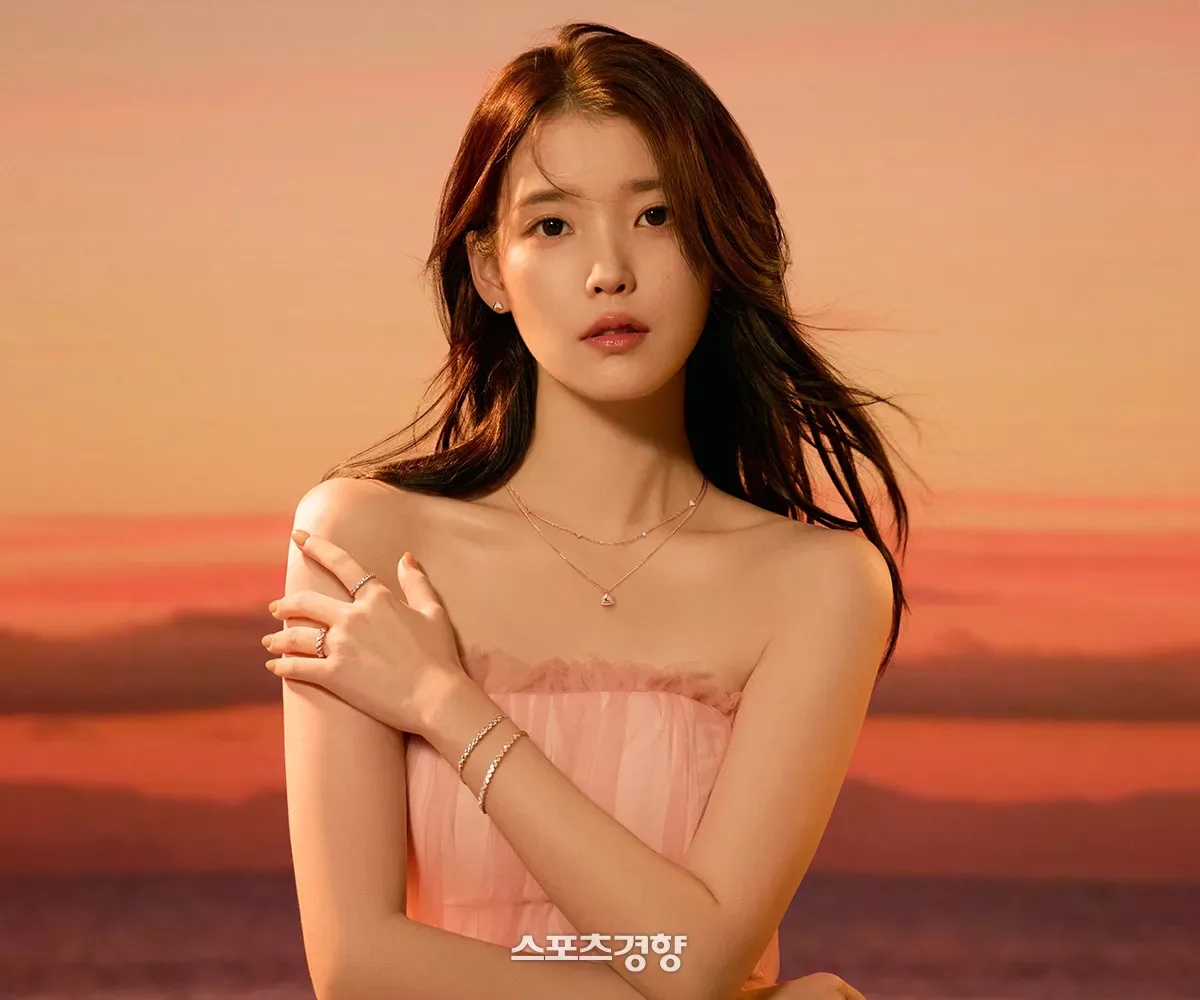IU takes photos for J.ESTINA's new pictorial