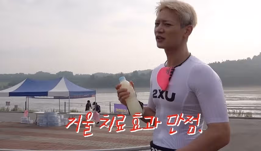 Minho yang penuh gairah sedang melakukan terapi cermin dengan melihat gairah orang lain.