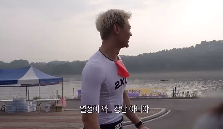 Minho yang penuh gairah sedang melakukan terapi cermin dengan melihat gairah orang lain.