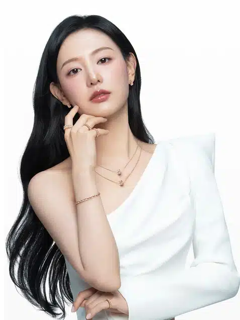 흑과 백의 여신으로 변신한 김지원 스톤헨지 가을 화보