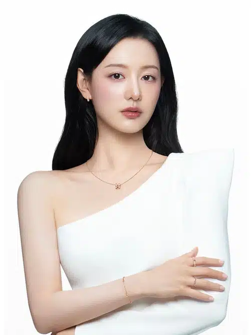 흑과 백의 여신으로 변신한 김지원 스톤헨지 가을 화보