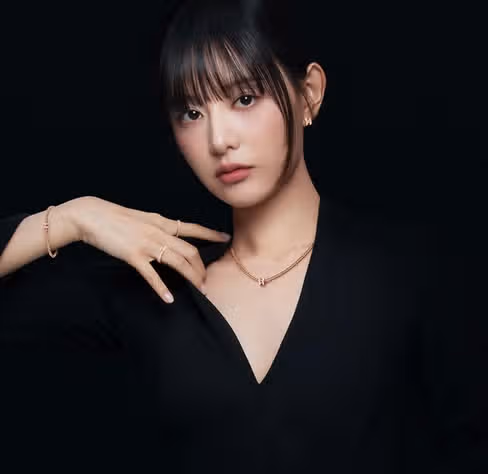 흑과 백의 여신으로 변신한 김지원 스톤헨지 가을 화보
