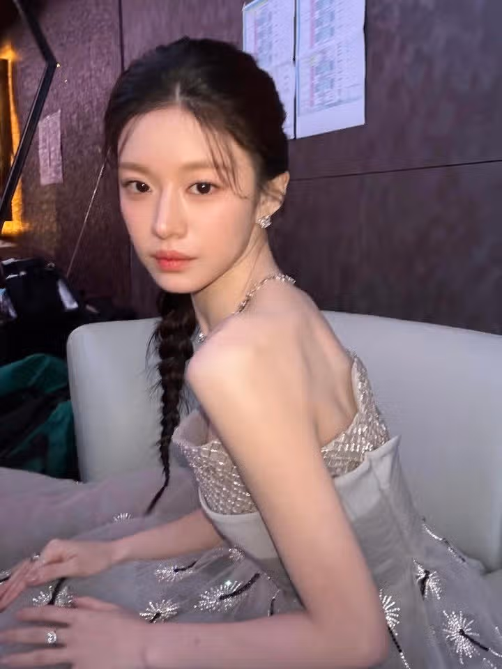 우아함의 끝을 보여준 드레스 입은 윤정님