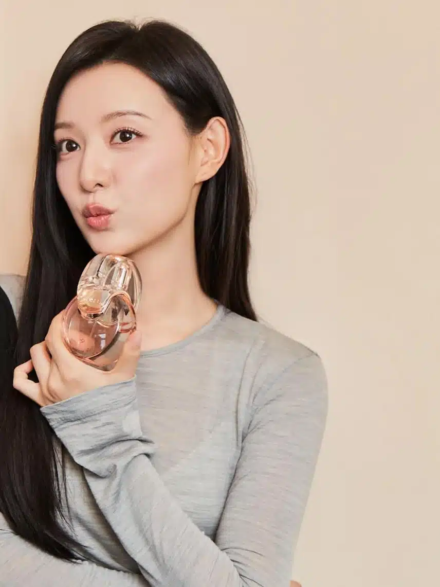 불가리 향수 들고 사진찍은 김지원배우