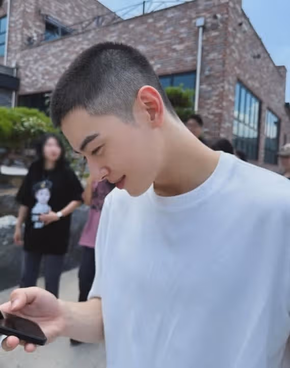 팬분 입대할때 따라가셔서 사진찍은거 올려주셨네요