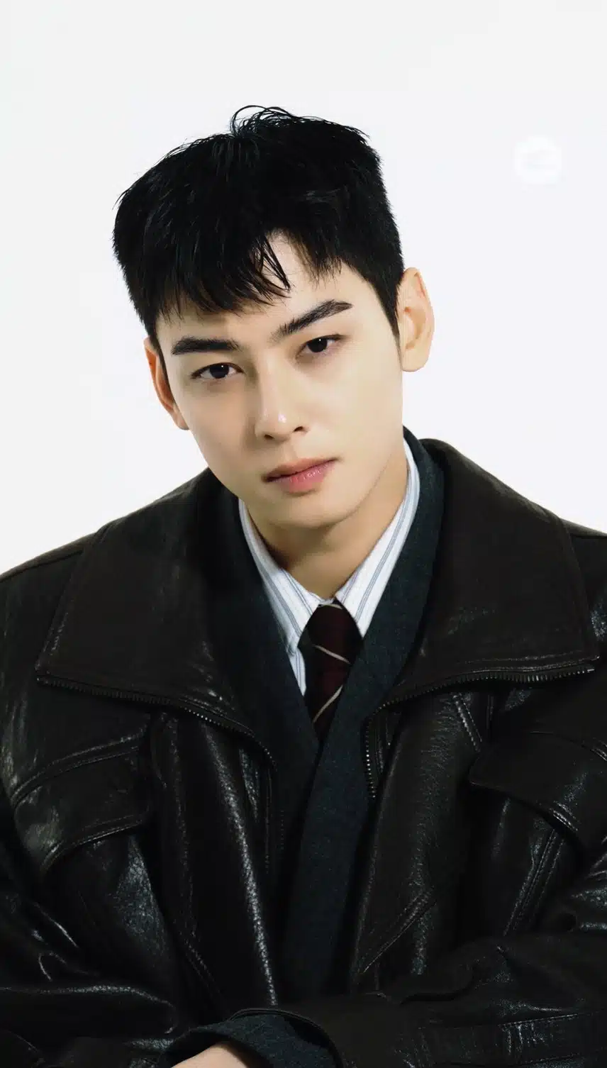 짧은 머리하고 이목구비가 더 돋보이는 차은우