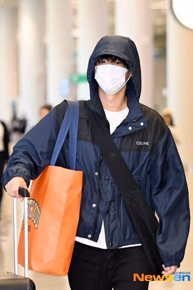 Bogum returned home yesterday after finishing his fan meeting schedule in Taiwan.