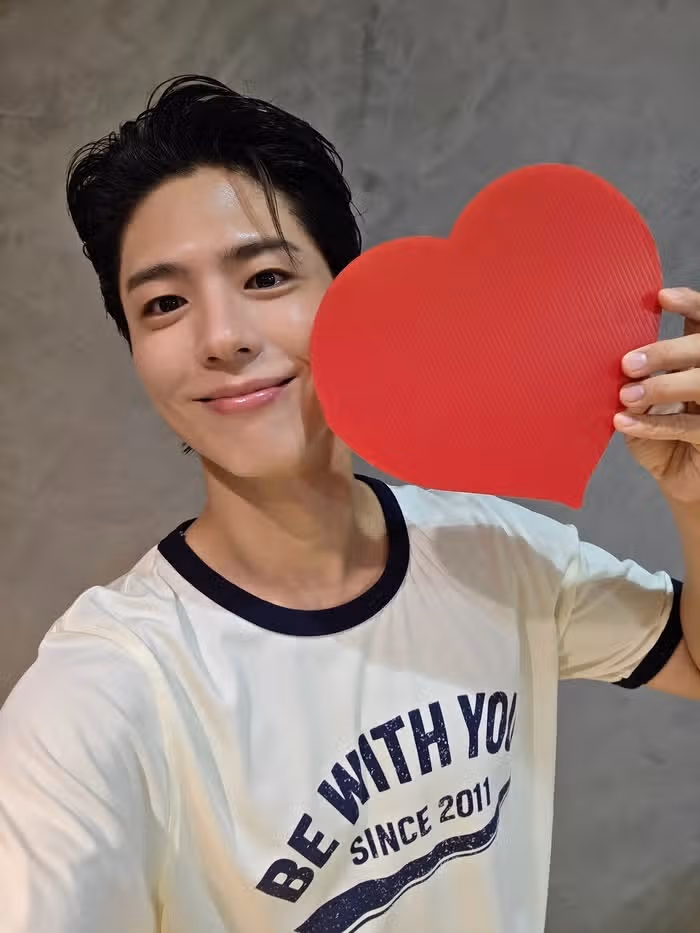 Behind-the-scenes photos of Bogum holding a heart at his Taiwanese fan meeting