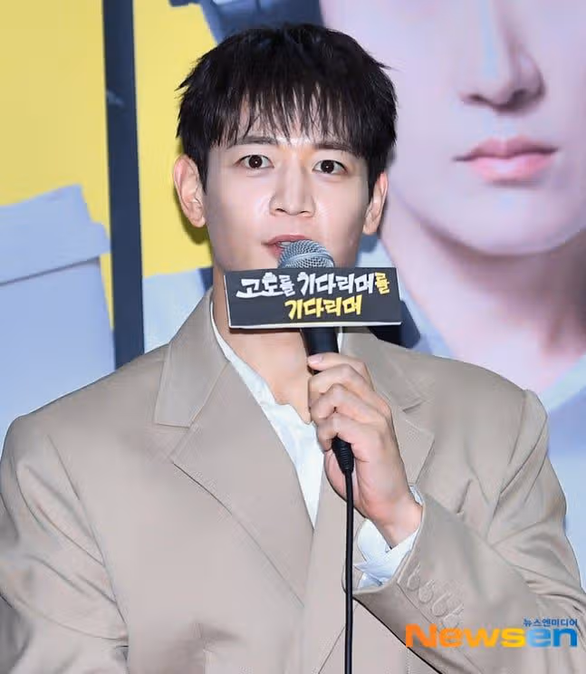 Minho SHINee menghadiri konferensi pers untuk drama tersebut.
