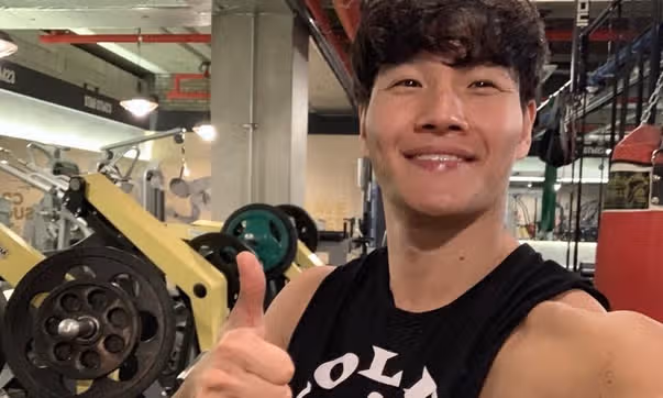 ¿Es cierto que Kim Jong-kook se casó con su novia de 1996? La hija de un famoso profesor de inglés, 20 años menor que él y adinerada.