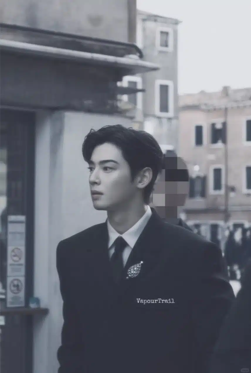 Le immagini di Cha Eun-woo sembrano una statua ambulante