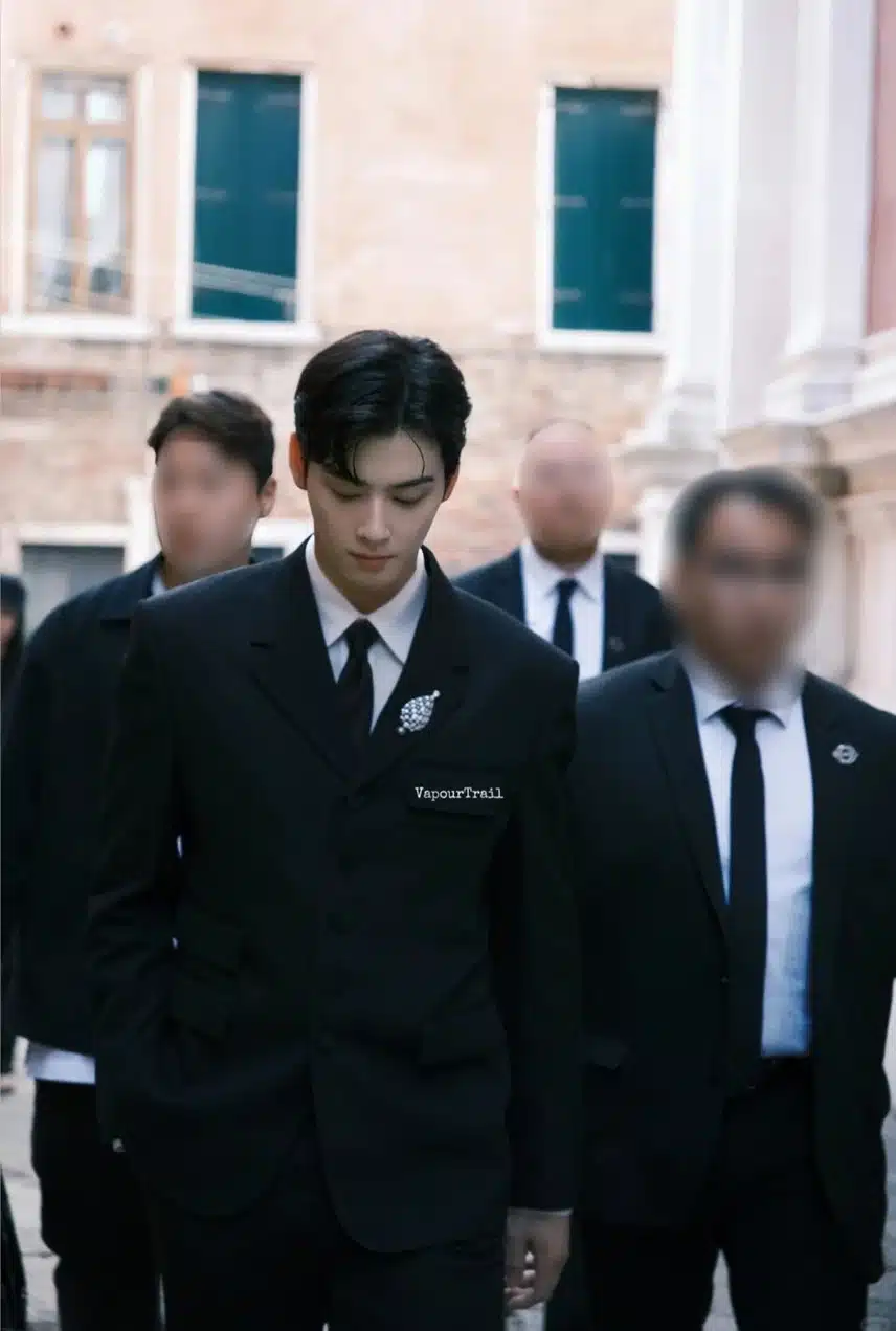 Le immagini di Cha Eun-woo sembrano una statua ambulante